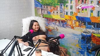 Brezilyalı Bebekler, Podcast Kaydı Sırasında Lezbiyen Sevişmeye Dalıyorlar