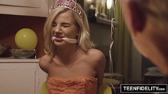 Genç (18+) Bella Rose Ağzına Sert Bir Boşalma Alıyor