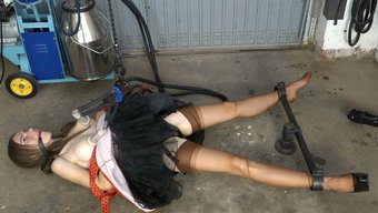 Naylon Çoraplı Büyük Göğüslü Ve Meme Uçlu Sıcak Milf