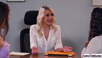 Lezbiyen Çöpçatan, Üvey Anne Ve Genç Kızla Üçlü Yapıyor