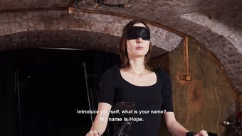 Gözleri Bağlı Itaatkar, Bdsm Videosunda Aşağılanmaya Ve Kırbaçlanmaya Katlanıyor