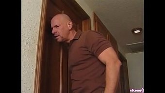 Genç (18+), Üvey Babası Tarafından Sıkı Poposuyla Beceriliyor