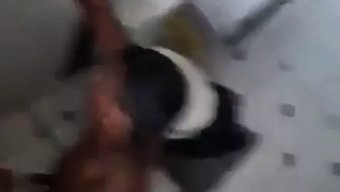 Shecock Seven Bir Adam, Halka Açık Alanda Hakimiyet Altına Alınır Ve Emilir