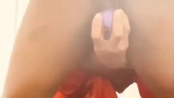 Bir Kadının Titreşimli Oyuncak Ve Dildo Ile Sıvazladığı Yakın Çekim