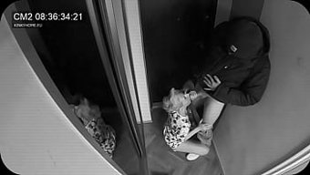 Karısı, Kocası Yan Taraftan Izlerken Postacını Memnun Ediyor