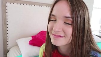 Güzel Esmer Hazel Moore, Üvey Erkek Kardeşine El Işi Yapıyor