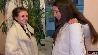 Güzel Gençler, Derin Boğaz Aksiyonlu Vahşi Bir Grup Seks Partisine Alınıyor.