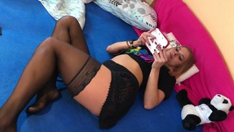 Kolej Kızları, Çorap Ve Yüksek Topuklularla Yerel Bir Porno Yönetmeni Için Fotoğraf Ve Seçmeler Için Poz Veriyor.