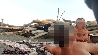 Cesur Bir Teşhirci, Fransa'Da Çıplak Bir Plajda Çakarken Yakalanıyor Ve Cesur Tarafını Sergiliyor.