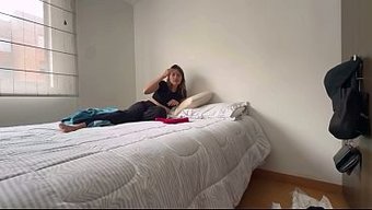 Kız, Lezbiyen Dominatrixinin Kölesi Ve Kendi Kurallarına Göre Oynuyor.