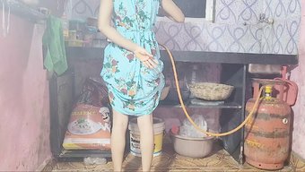 Büyük Göğüslü Desi Genç Kız, Kocasını Arkadaşıyla Paylaşırken Mutfakta Anal Alır