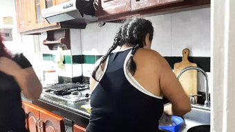 Olgun Ve Genç Çift, Bir Hizmetçiyle Sıcak Eylemin Tadını Çıkarıyor