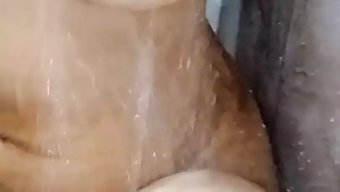 Hint Öğretmen, Olgun Öğrenci Tarafından Popo Yalama Ve Parmaklama Alıyor