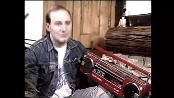 Retro Iç Çamaşırıyla Büyük Göğüslü Kızlar Klasik Bir Videoda Çıplak Dans Ediyor