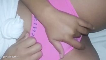 Genç Hintli Kız Kendini Tatmin Ediyor Ve Ev Yapımı Bir Videoda Sikişiyor