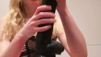 Tek Kız, Dildosuyla Mastürbasyon Yapıyor