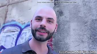 Göğüslü Milf Julia Roca, Azgın Bir Adam Tarafından Götünden Sikişiyor