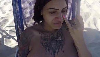 Dövmeli Bebek Ilk Kez Nudist Plajda