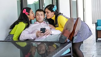 Bu Videoda Büyük Doğal Göğüsler Ve Amcık Büyük Bir Rol Oynuyor