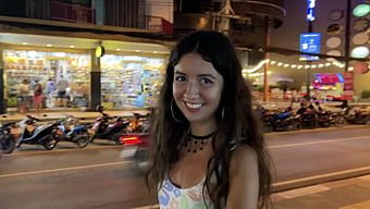 Halka Açık Plaj Bar Karşılaşması, Islak Ve Genişleme Seven Güzellikle Tüm Gece Anal Sevişmeye Dönüşüyor