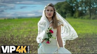 Gelin, Yeni Kocasına Giderken Başka Erkeklerin Peşinden Koşuyor, Heyecan Dolu Bir Araba Sahnesinde.