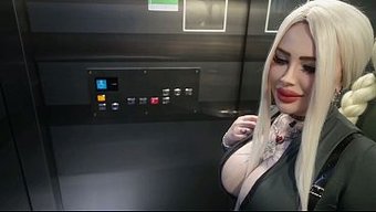 Asansörde Bir Yabancı Beni Sertçe Becermek Istedi.