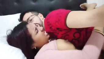 Dövmeli Bir Amatör Genç Kızın Büyük Bir Yarrağa Sakso Çektiği Hd Video