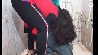 Hint Bhabi, Kardeşi Tarafından Banyoda Yakalanır Ve Becerilir