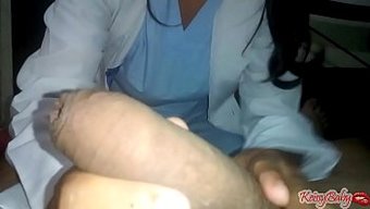 Sevimli Amatör, Sıcak Bir Videoda Doktor Tarafından Ağzıyla Sikişiyor