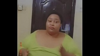 Amatör Güzel Şişman Kadın Africanchikito, Arkadaşına Yaramaz Bir Sakso Ve El Işi Veriyor