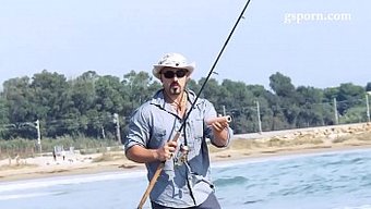 Küçük Göğüslü Esmer Ispanyol Porno Videosunda Sikişiyor