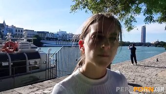 Avrupalı Genç Anita, Iki Iyi Donanımlı Partneriyle Ilk Üçlüsünün Tadını Çıkarıyor