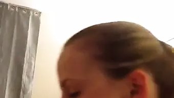 Bu Sıcak Videoda Dolgun Göğüslü Bebek Sert Bir Şekilde Sikişiyor