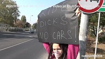 Bu Sıcak Videoda Büyük Göğüsler Ve Büyük Yarraklar Bir Araya Geliyor
