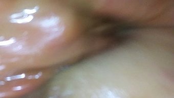 Olgun Güzellik Erotik Bir Videoda Yağlanıyor