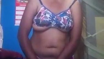 Uyarılmış Milf'In Samimi Videosu, Solo Oyun Ve Islak Amının Yakın Çekimini Içeriyor