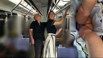 Bir Adam Sevgilisini Trende Sikişmeye Çalıştı, Ama Kız Çok Mütevazı