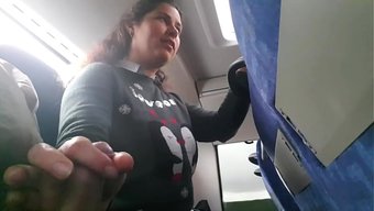 Bir Kız, Otobüste Röntgencilerin Macerasıyla Fena Halde Beceriliyor.