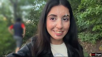 Esmer Amatör, Adamının Emrine Uyarak Suratına Boşalıyor.