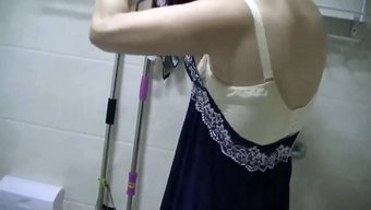 Çinli Milf, Vibratör Ve Duş Oyununun Tadını Çıkarıyor