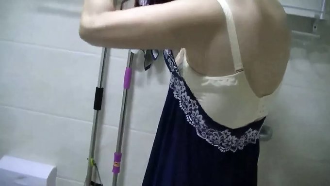 Çinli Milf, Vibratör Ve Duş Oyununun Tadını Çıkarıyor