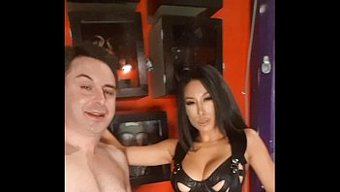 Tanrıça Mistress Tangent, Itaatkar Andrea Diprè'Nin Çişini Domine Ediyor Ve Içiyor