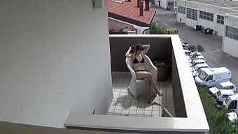Amatör Genç Komşu, Balkonunda Yaramazlık Yapıyor