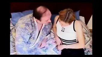 Bir Baba, Üvey Kızının Arkadaşıyla Cinsel Aktiviteye Giriyor.