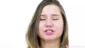 Büyük Göğüslü Bebek Amalia Davis, 4k'Da Tek Başına Bir Seansın Tadını Çıkarıyor