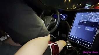 Ince Genç Bailey Base, Tesla'Da Yakışıklı Bir Adam Tarafından Beceriliyor