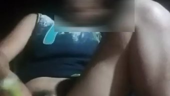 Nepalli Kız Arkadaşı Erkek Arkadaşı Için Parmakları Ve Oyuncaklarla Kendini Tatmin Ediyor