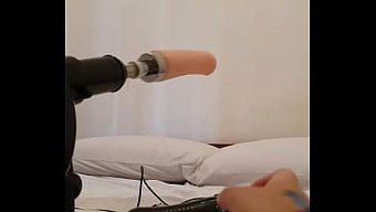 Mimi'Nin Seks Makinesi Ve Poposuyla Yoğun Bir Şekilde Boşalması
