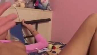 Vibratör Ve Dildo Oyunu, Solo Gay Pornoda Büyük Boşalmalara Yol Açıyor