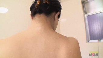 Amatör Japon Milf, Bir Yarrağı Sürdükten Sonra Dağılmış Bir Creampie Alıyor